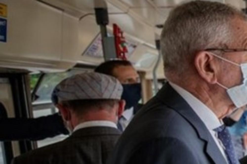 PREDSEDNIK OVE EVROPSKE ZEMLJE SE VOZI TRAMVAJEM: Fotografija koja je oduševila svet usred korone (FOTO)