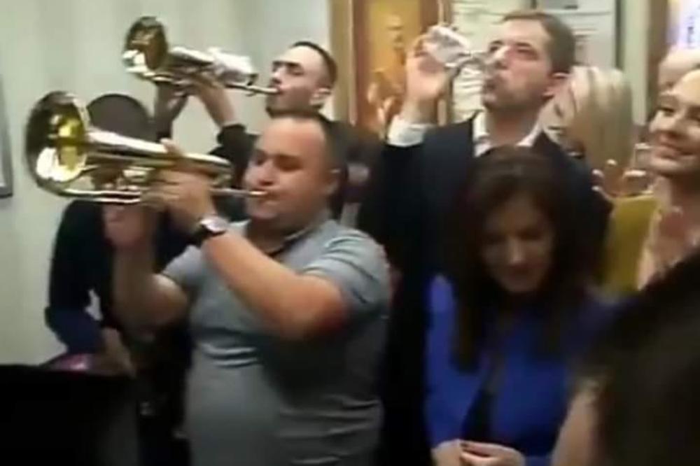 PONELA GA ATMOSFERA! Funkcioner SNS i nesvesno postao deo DUVAČKOG ORKESTRA (FOTO)