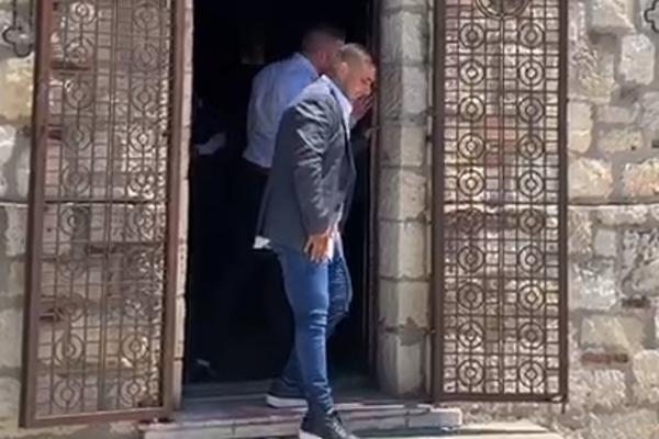 DOK JE DARKO LAZIĆ IZLAZIO IZ CRKVE PRIMETILI SMO JEDAN DETALJ! Jasno je da još uvek ima ovaj veliki problem! VIDEO