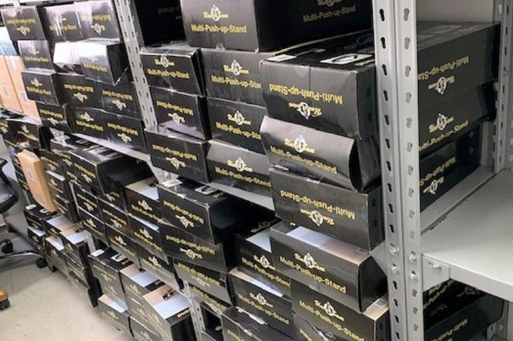 SAD SMO SVE VIDELI U ŽIVOTU! Ovo mora da su pomislili SRPSKI CARINICI kad su otvorili ove kutije! (FOTO)