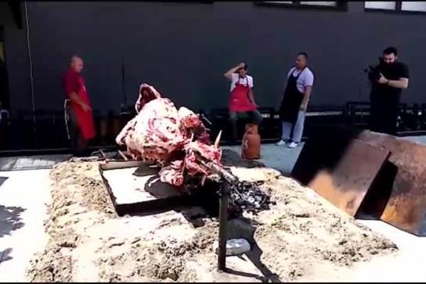 DARKO LAZIĆ PROSLAVLJA KRŠTENJE KAO PRAVI DOMAĆIN! Ispred hotela peče ogromnog vola, evo kako izgleda slavlje!