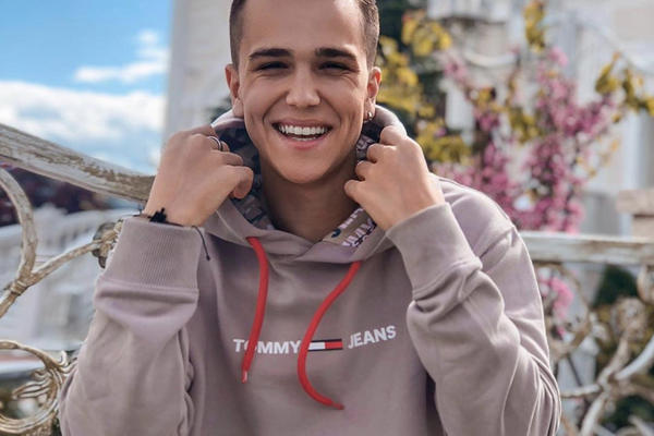 SERGEJ PAJIĆ KAO STARLETA, FANOVI GA ŽESTOKO IZVREĐALI: Struk tanji od Ane Korać, igrao se previše u FOTOŠOPU?