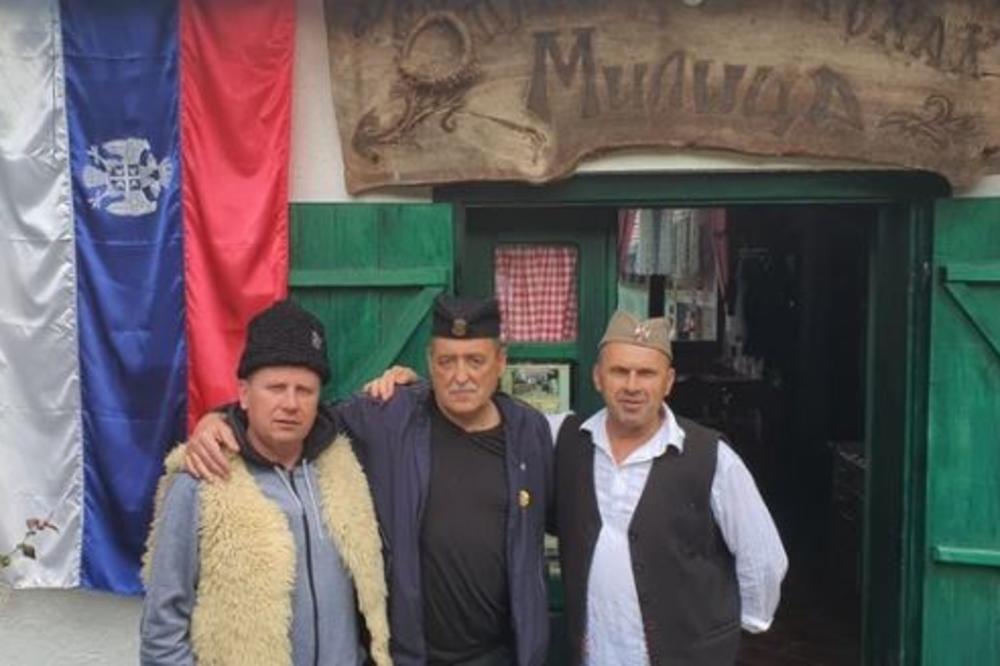 ŠTA SE ONO KOD TRŠIĆA SJAJI? Đilasovom kumu KOKARDA NA GLAVI! (FOTO)