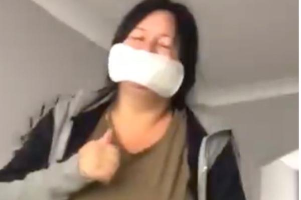 ŽENA ULETELA U TAKSI BEZ MASKE! Ceo internet pada od smeha kad su videli šta je stavila na facu u ŽURBI