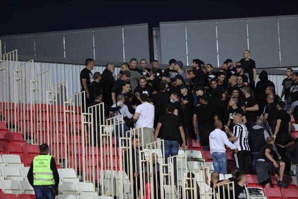 NOVI OBRAČUN GROBARA NA TRIBINI: Haos na Čairu, navijači Partizana se ponovo tukli! (VIDEO)