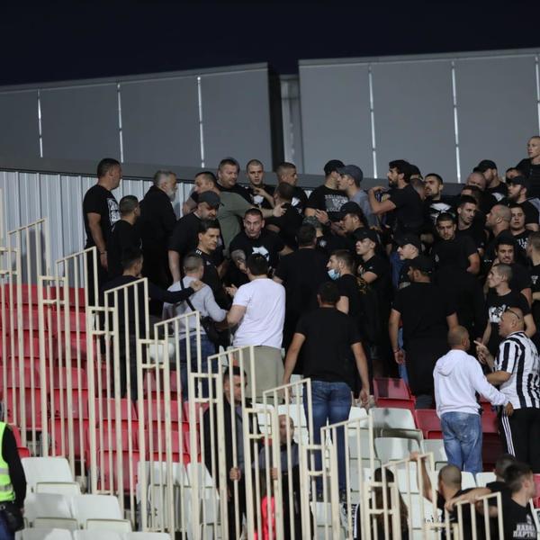 NOVI OBRAČUN GROBARA NA TRIBINI: Haos na Čairu, navijači Partizana se ponovo tukli! (VIDEO)