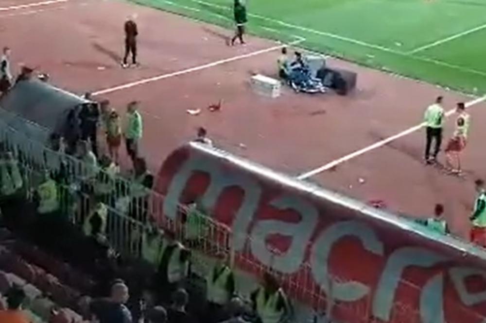 SKANDAL NA ČAIRU: Trener Vojvodine pogođen stolicom, policija intervenisala!