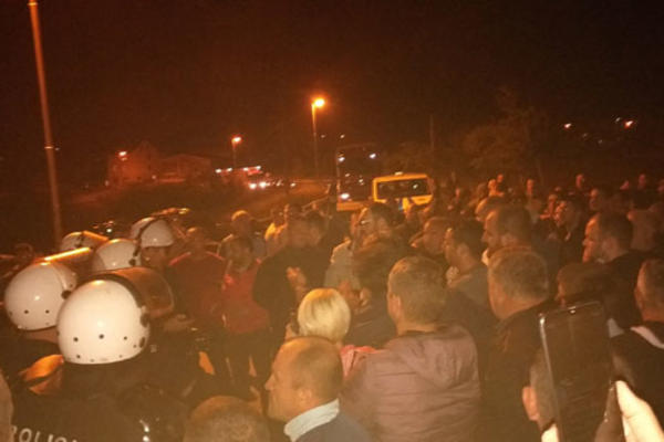 SVETINJE SE BRANE UPORNO I PONOSNO: Nepregledne kolone automobila okićene trobojkama idu Crnom Gorom! (VIDEO)