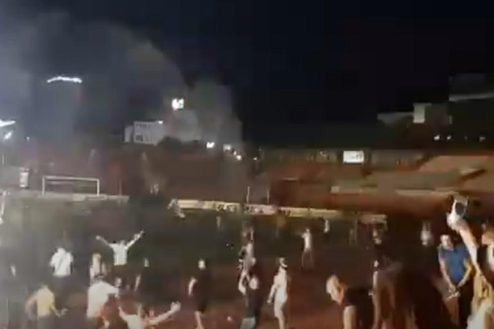 A NA KARAĐORĐU TOTALNO LUDILO: Navijači Vojvodine uleteli na teren, ispaljuje se vatromet, gori Novi Sad!