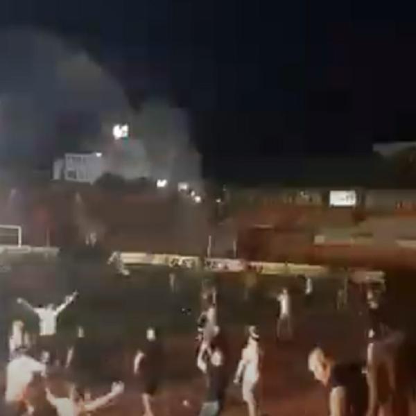 A NA KARAĐORĐU TOTALNO LUDILO: Navijači Vojvodine uleteli na teren, ispaljuje se vatromet, gori Novi Sad!