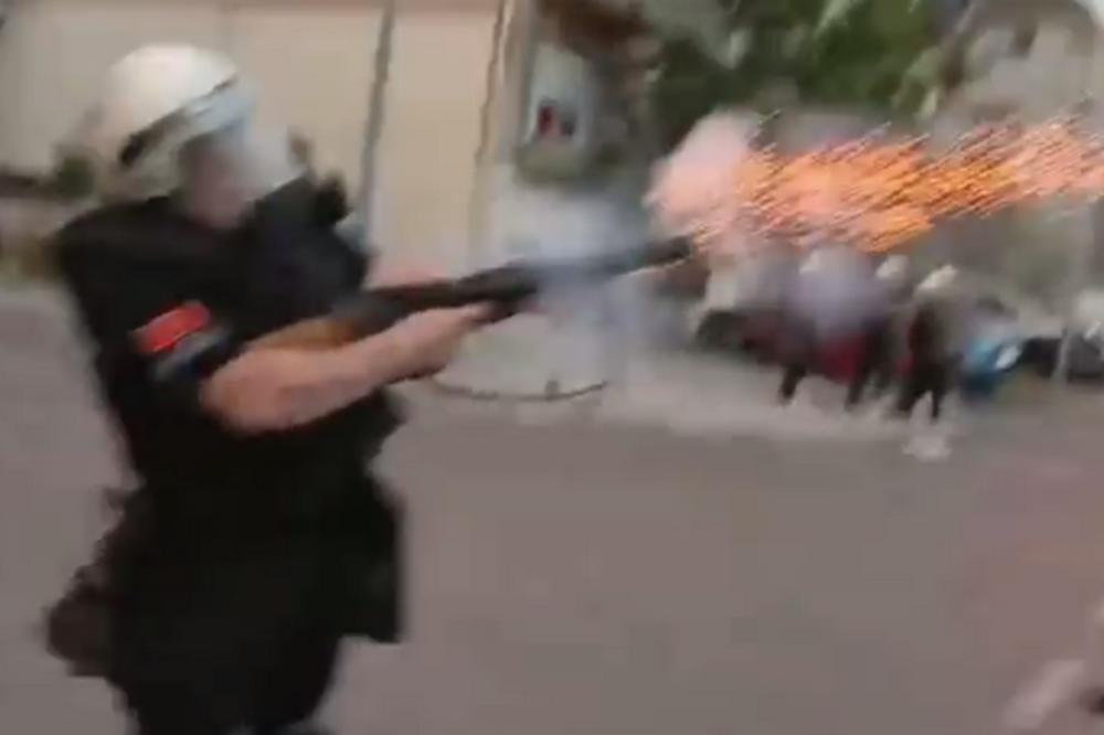 POLICIJA JE DOBILA NAREĐENJE DA SVE REŠI ZA 15 MINUTA! Gazili i tukli žene i decu, cela zemlja u suzavcu! (VIDEO)