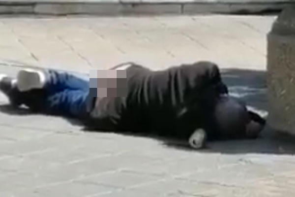 NA ULAZU U KNEZ MIHAILOVU LEŽI OBNAŽEN ČOVEK BEZ SVESTI: Niko ne sme da mu priđe (VIDEO)