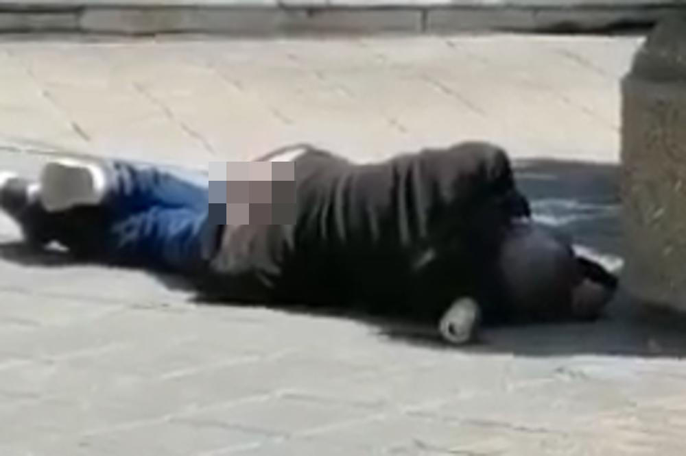 NA ULAZU U KNEZ MIHAILOVU LEŽI OBNAŽEN ČOVEK BEZ SVESTI: Niko ne sme da mu priđe (VIDEO)