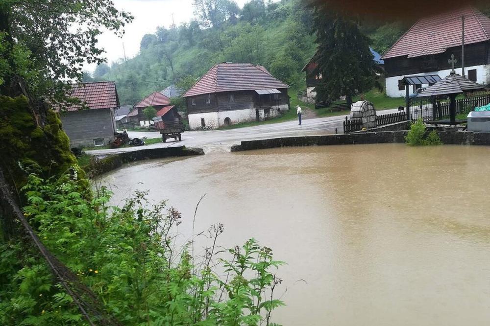 U NOVOJ VAROŠI JE BAŠ KRITIČNO! Pokrenuto klizište u Beloj Reci, 20 domaćinstava je SKROZ ODSEČENO OD SVETA