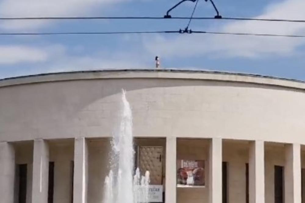 SKROZ GOLA ŽENA NA KROVU DŽAMIJE USRED HRVATSKE: Ljudi bukvalno nisu verovali šta vide, kamere sve snimile (VIDEO)