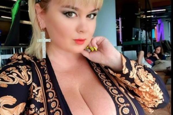 CRNA MILA, GDE ĆEŠ SA TOLIKIM GRUDIMA? Prsata lepotica debituje u MMA - zaista ne znamo kako misli da se bori!