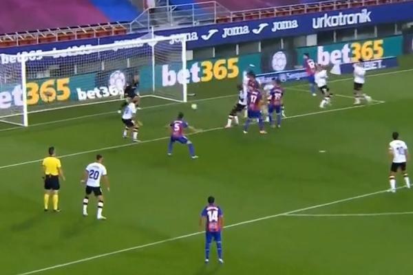 KONDOGBIJA ZAVIO SLEPE MIŠEVE U CRNO: Dmitrović i Eibar pobegli sa dna komičnim autogolom, Betis pred opstankom!