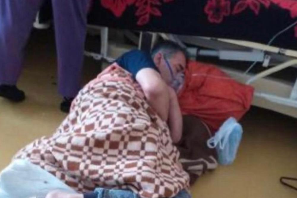 PRIKLJUČEN NA INFUZIJU LEŽI NA PODU DOK MU SESTRA NAMEŠTA KREVET: Tvrde da je ovo snimljeno u Srbiji! (FOTO)