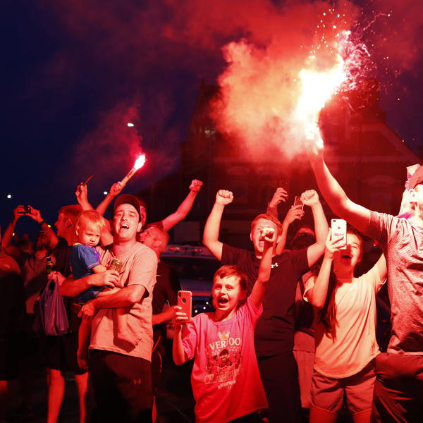 SRAMNI I LICEMERNI ENGLEZI: Đokovića su danima razvlačili po blatu, a u Liverpulu je sinoć bio "korona parti"!