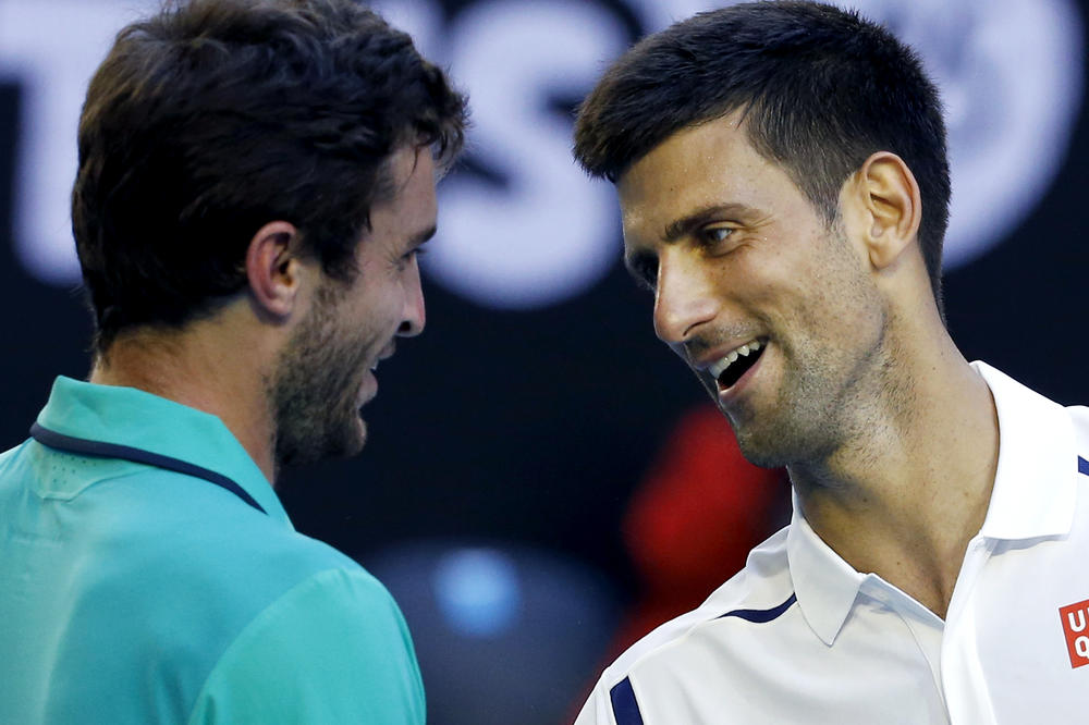 DOSAD NEVIĐEN SNIMAK ĐOKOVIĆA JE HIT! Pozajmio protivniku čarape, a onda... (VIDEO)