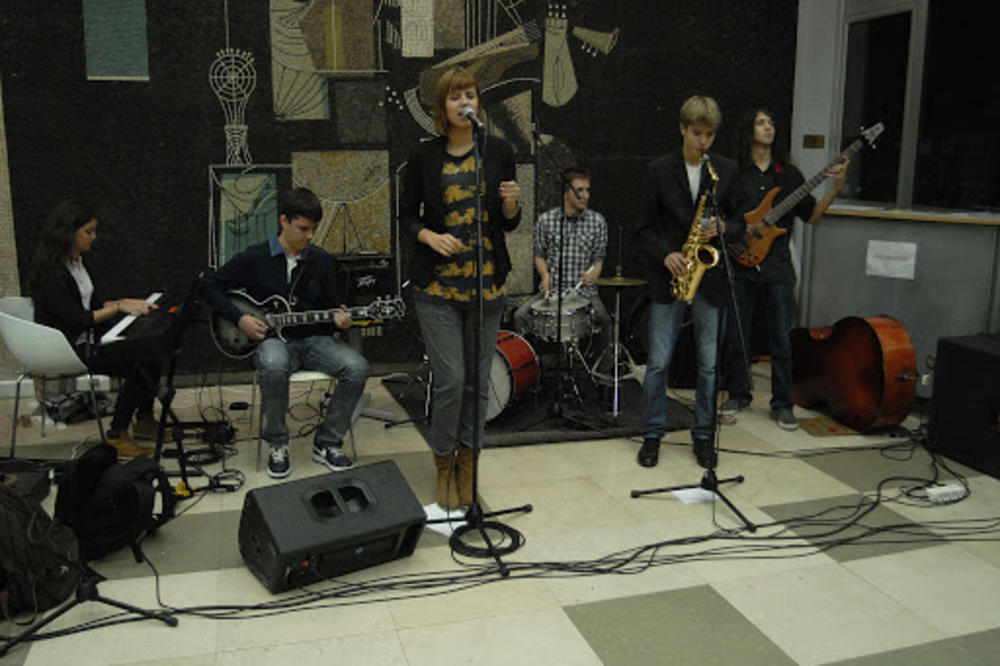 Džez u podne ispred KCB: Učenici Džez odseka srednje muzičke škole Stanković nastavljaju seriju koncerata