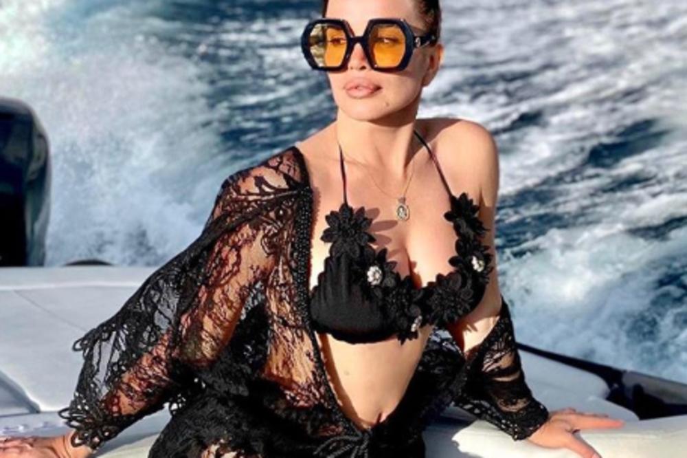 JUČE JOJ DOLAZILA POLICIJA NA KUĆU, A DANAS OVAKO UŽIVA! Severina se javila sa mora, kaže nije nervozna!