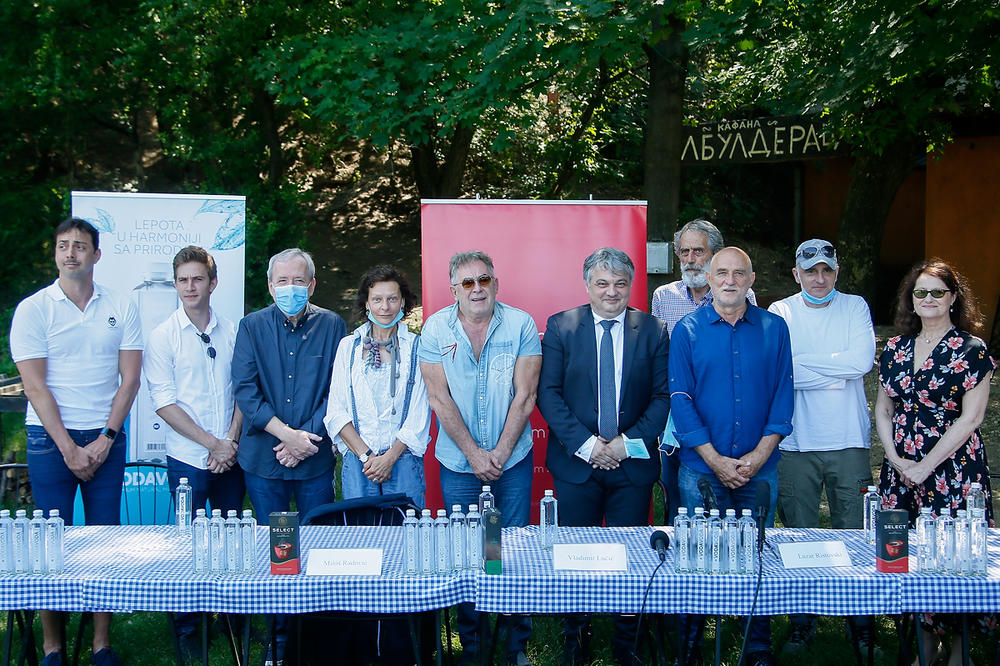 TELEKOM SRBIJA EKRANIZUJE PRVU ISTINSKU KOMEDIJU O FUDBALU: Počinje snimanje serije „Dream team“