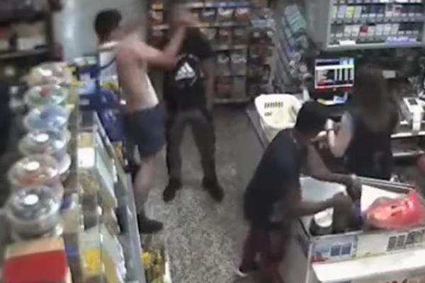 BRUTALNO PREBIJANJE U BELOJ CRKVI! Pesnicom u glavu nokautirao mladića usred prodavnice, a onda nastavio da ga GAZI