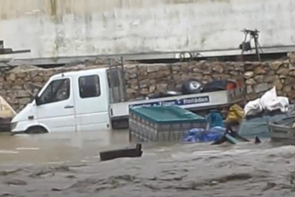 SMRTONOSNA BUJICA POPLAVILA IVANJICU: Uništeni mostovi, putevi i domaćinstva - bez vode ostalo 30.000 ljudi (VIDEO)