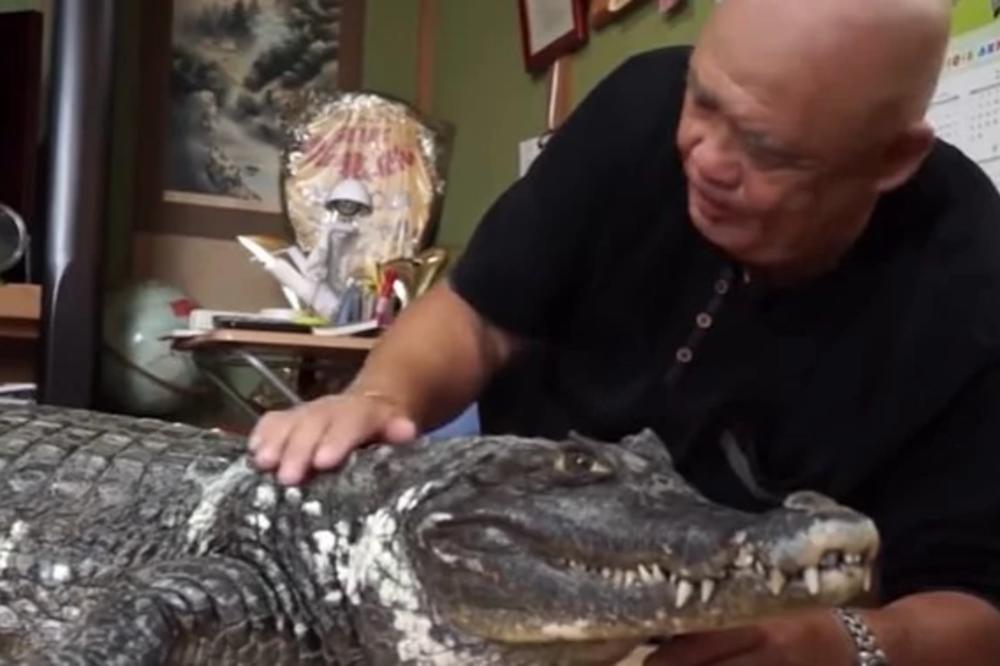 ISUSE KRISTE! Za njega je aligator više od ljubimca, toliko ga voli da mu čak i ZUBE PERE!