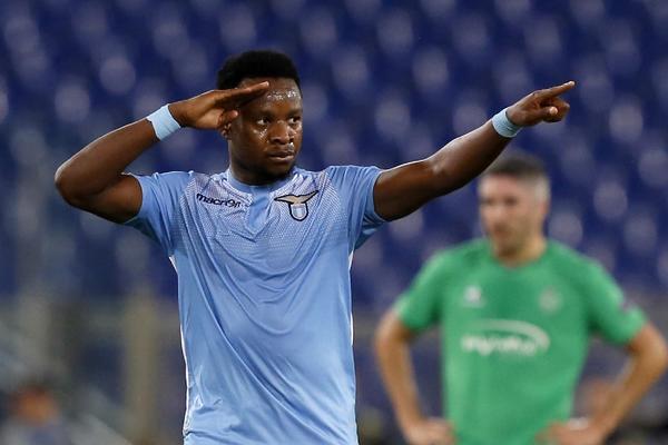 ZVEZDINO POJAČANJE TRAŽILA POLICIJA: Praćen mu je signal preko telefona, Nigerijac besan hteo da pobegne iz kluba!