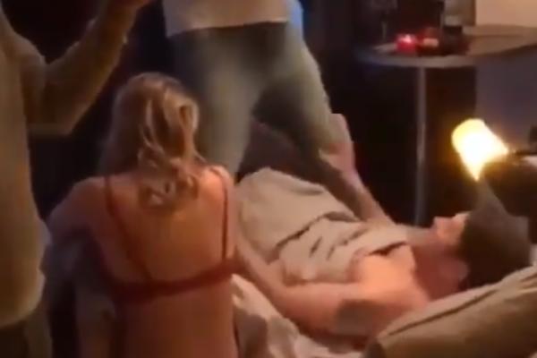 POZNATI GLUMAC POKAZAO KAKO SE SNIMA SE*S U SRPSKIM FILMOVIMA I SERIJAMA! Gledajte samo ovaj snimak!