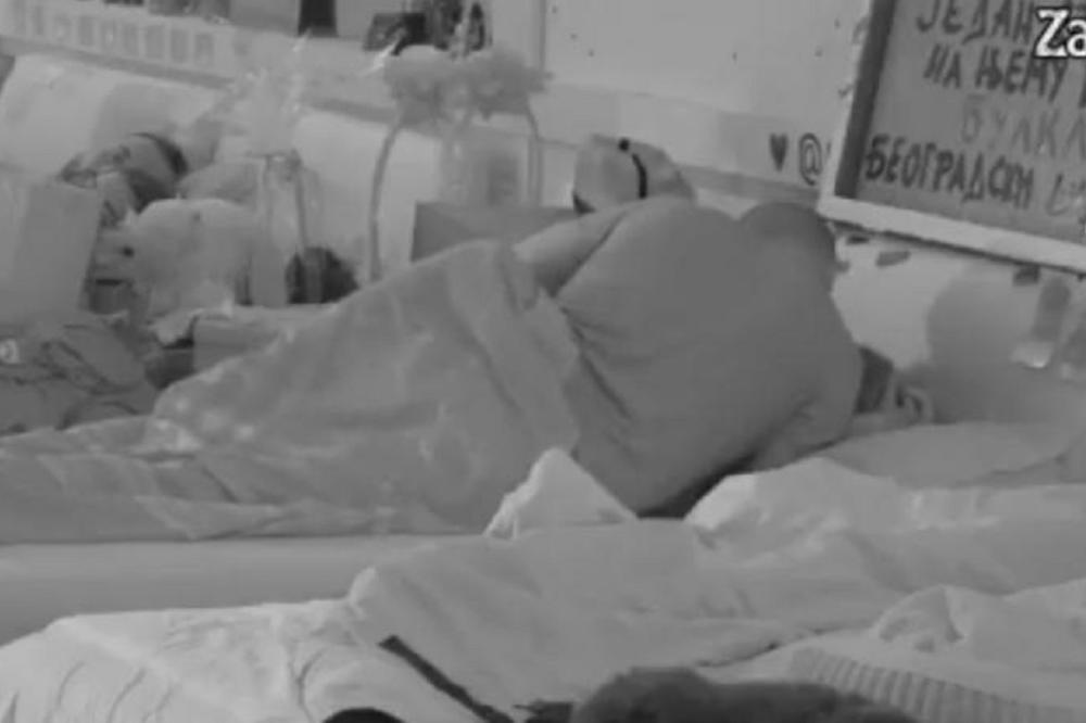 PALI PRSTIĆI, VRELA AKCIJA TRESLA BELU KUĆU: Sve se vidi, sve se čuje, pogledajte snimak samo za odrasle (VIDEO)