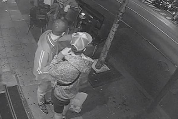 BIZARNO! LOPOV ODSEKAO PRST TOKOM SVAĐE: Nakon toga uputio 1 ZAHTEV prijatelju, neverovatan slučaj