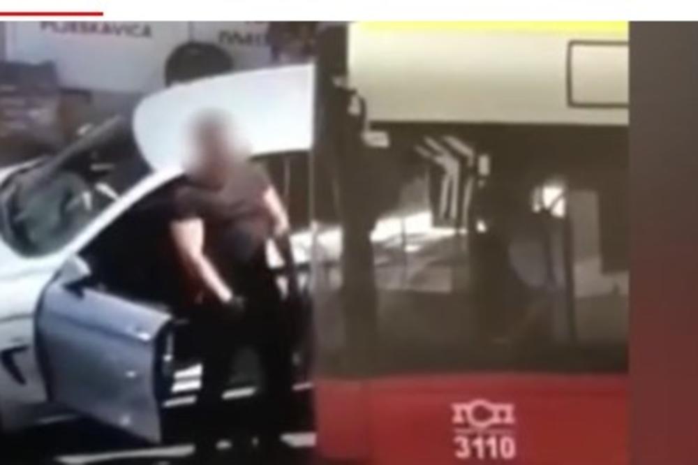 TEŽAK SKANDAL U BEOGRADU! Parkirao vozilo bahato, hvatao se za međunožje, pa krenuo na vozača GSP-a!