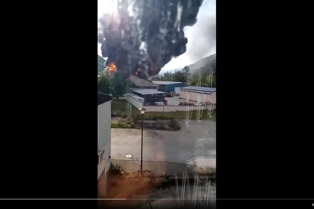 Haos u Priboju: Gori fabrika, gust dim, jake eksplozije, evakuisana obližnja bolnica... VIDEO