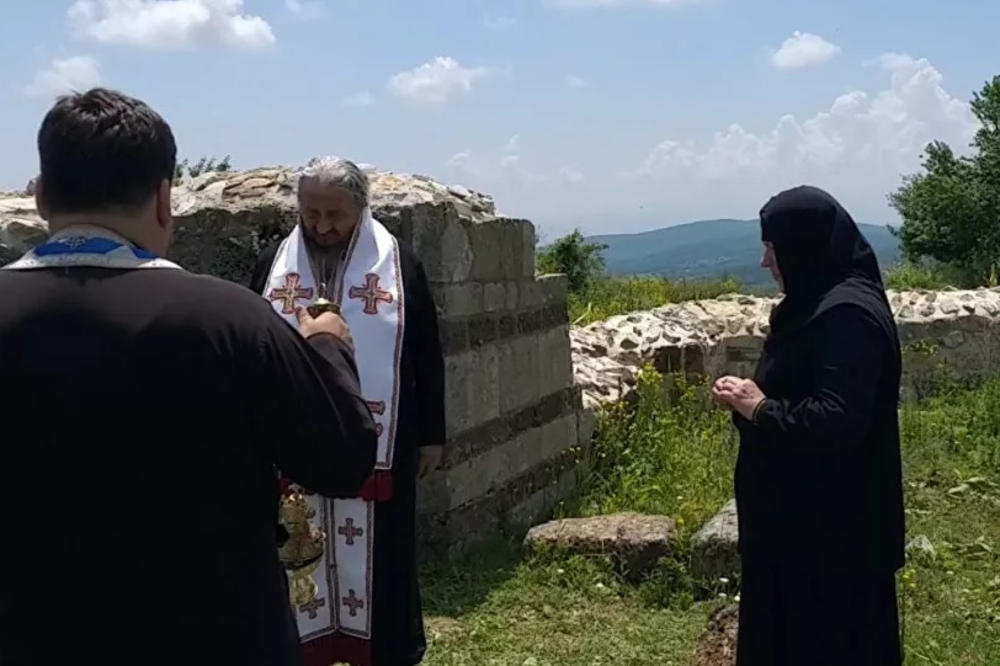 ALBANAC MOTORNOM KOSILICOM NASRNUO NA EPISKOPA! Horor u Novom Brdu! (VIDEO)