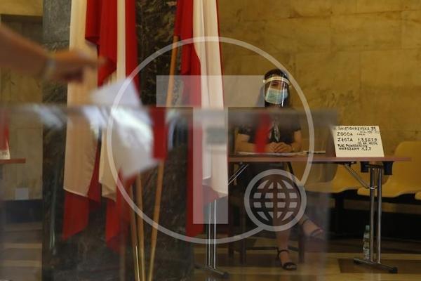 POLJACI BIRAJU PREDSEDNIKA, U FRANCUSKOJ DRUGI KRUG OPŠTINSKIH IZBORA: U ove dve zemlje danas se piše istorija