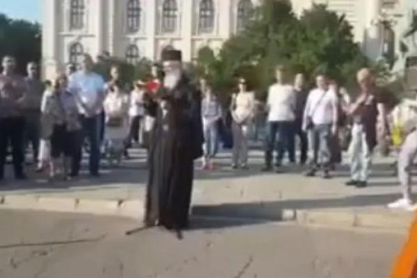 HOĆE DA NAS UBIJU 5G MREŽOM, DA MIGRANTI SILUJU ĆERKE, ŽENE I MAJKE! Skandalozna molitva sveštenika usred Beograda!
