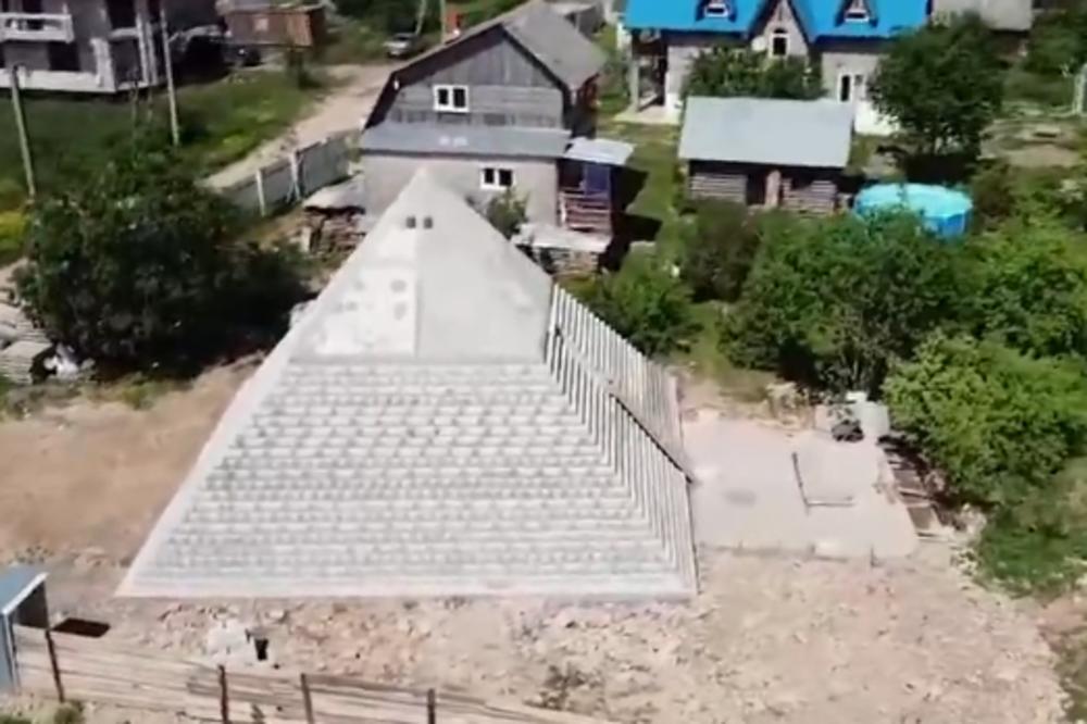 KEOPSOVA PIRAMIDA U DVORIŠTU U RUSIJI! Pitate se otkud to? I mi se pitamo!