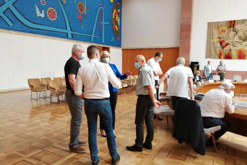 OČEKUJE SE NAJTEŽA SEDNICA KRIZNOG ŠTABA DO SADA: Brojke su SVE STRAŠNIJE, pred srpskim lekarima TEŠKE ODLUKE!