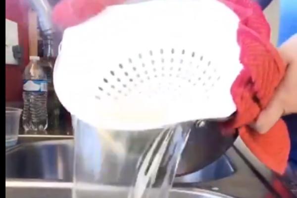 CEO ŽIVOT STE POGREŠNO CEDILI ŠPAGETE! Pogledajte kako ustvari treba da stoji đevđir! PROSTO JE KAO PASULJ