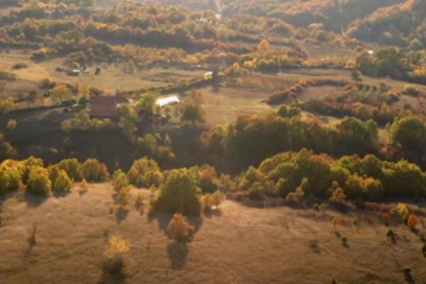 STANJE NA KOSOVU: Na zidu kuće u opštini Klokot na Kosovu ispisan grafit UČK!