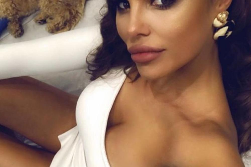 RODIĆKE SE POSKIDALE U KUPAĆI, UŽIVAJU PORED BAZENA, SVI IM GLEDAJU OBLINE: Raspametiće vas kad im vidite ATRBUTE