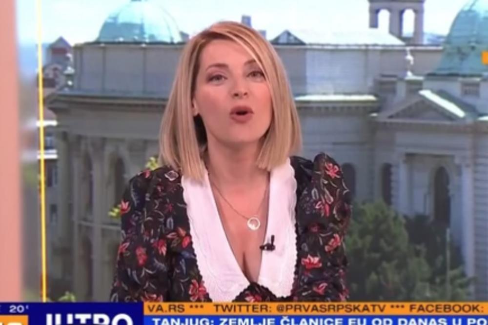 ANĐELKA POZIRALA U LIFTU U KARIRANOM MINIĆU KOJI ODUZIMA DAH! Iznenadila pratioce! (FOTO)