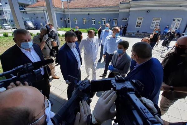 BRNABIĆ I LONČAR POSETILI NOVI PAZAR: Premijerka i ministar zdravlja doneli medicinsku opremu