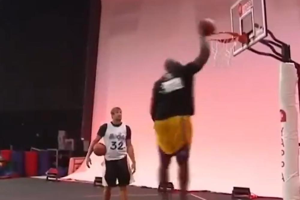 ŠAKIL O'NIL I POD STARE DANE LOMI OBRUČE: Takmičio se sa NFL legendom, pa ponovio potez iz 1993. godine!