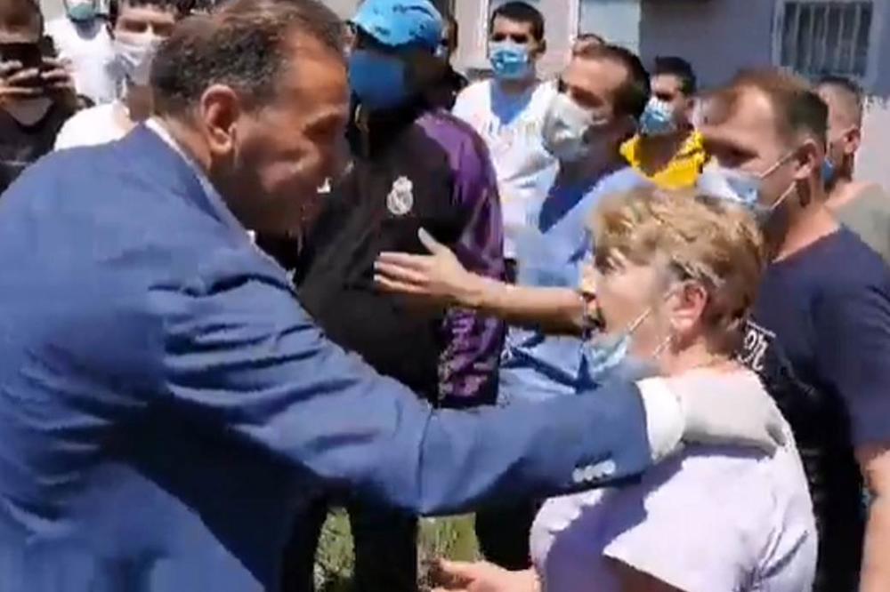 LJUDI BESNI NA DIREKTORA BOLNICE U NOVOM PAZARU! Zviždali mu, tamo je haos! (VIDEO)