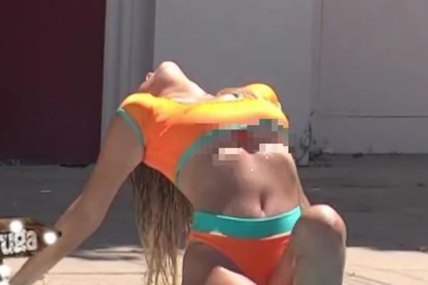 LUNI ISPALI NJENI OGROMNI SILIKONI DOK JE OTAC GLEDAO TAČNO U TO MESTO! Ova devojka nema ni trunku blama!