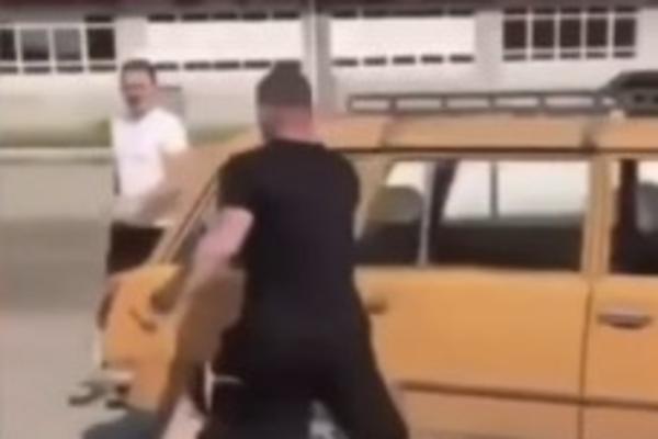 UŽAS! MLADIĆ BEŽAO OD NAORUŽANOG LIKA! Nije uspeo da pobegne i UBIJEN je pred kamerom (UZNEMIRUJUĆI VIDEO)